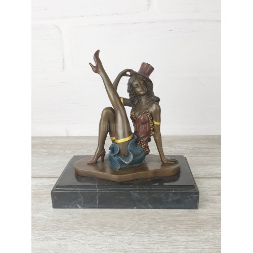 Statuette "Cabaret dancer (raised leg, color.)"