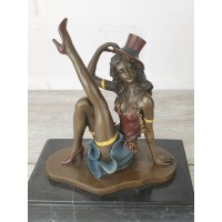 Statuette "Cabaret dancer (raised leg, color.)"