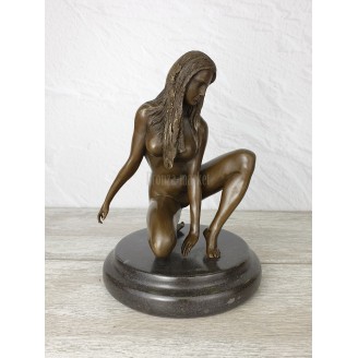 Statuette "Girl with dreadlocks"