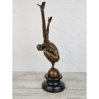 Statuette "Athlete on the ball"