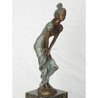 The statuette "The girl in the green dress"