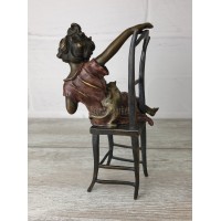 Statuette "A girl with a kitten on a chair (color)"
