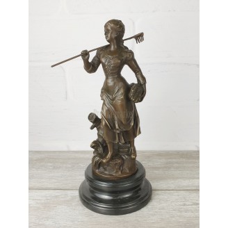 Statuette "Peasant woman with a rake"