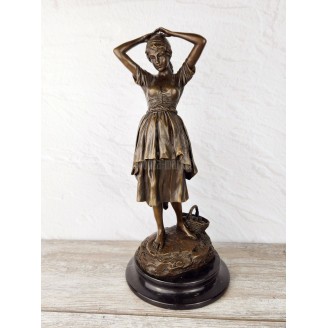 Statuette "Peasant woman with a basket"