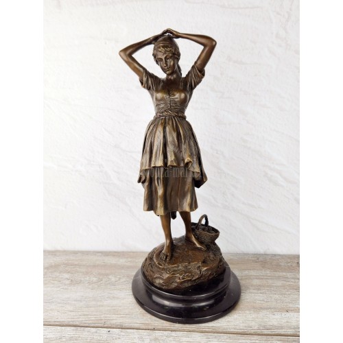 Statuette "Peasant woman with a basket"
