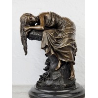 Statuette "Girl and roses"