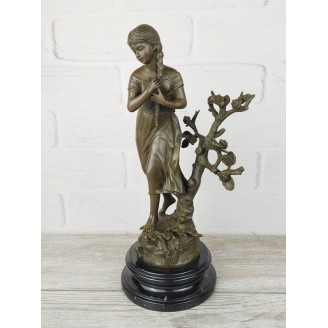 Statuette "The girl at the flower tree (EPA-540)"