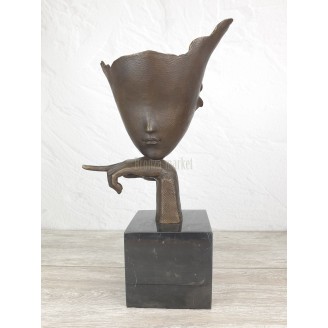 The statuette "Thoughtfulness"