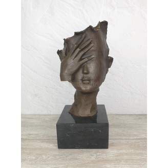 The statuette "I don't want to see"