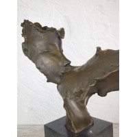 The statuette "Kiss"