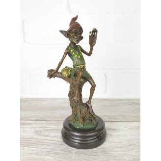 The statuette "Troll with a pearl"