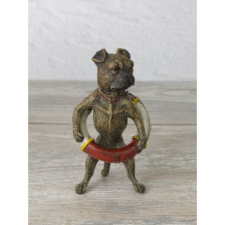 The statuette "Bulldog rescuer"