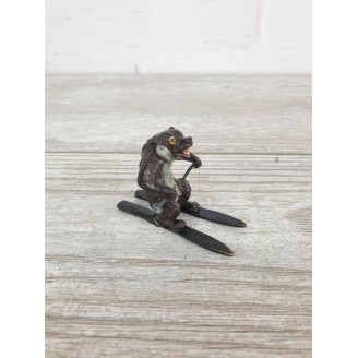 Statuette "Wolf on skis (wreath)"