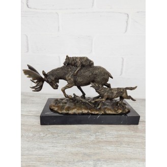 The statuette "Wolves hunt moose "