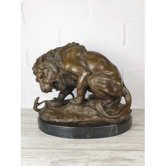 Statuette "Lion and snake (large, 19kg)"