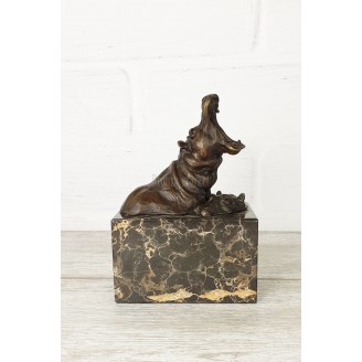 The statuette "Hippopotamus with a hippopotamus"
