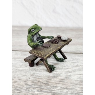 Statuette "The Frog is eating"