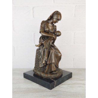 Sculpture "A young mother from Boulogne, nursing her child"