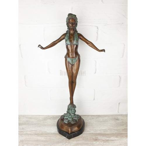 Sculpture "Girl in a bikini"