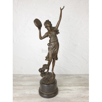 Sculpture "Dancing with a tambourine"
