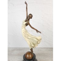 Statuette "Girl dancing (color.)"