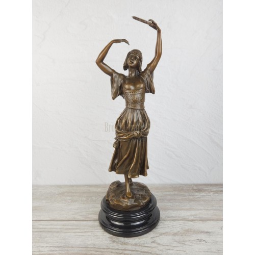 Statuette "Dancing with a tambourine 2"