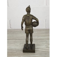 The statuette "Pioneer with a ball"