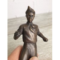 The statuette "Pioneer football player"