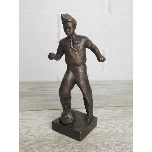 The statuette "Pioneer football player"