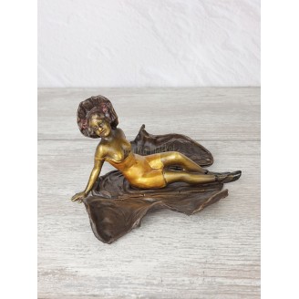 Statuette "Lady with a surprise"