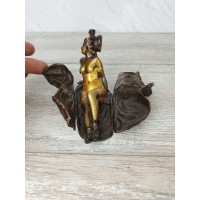 Statuette "Lady with a surprise"
