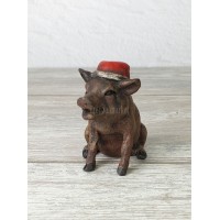 Statuette "Pig in Santa's hat"