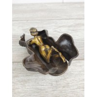 Statuette "Lady with a surprise 2"